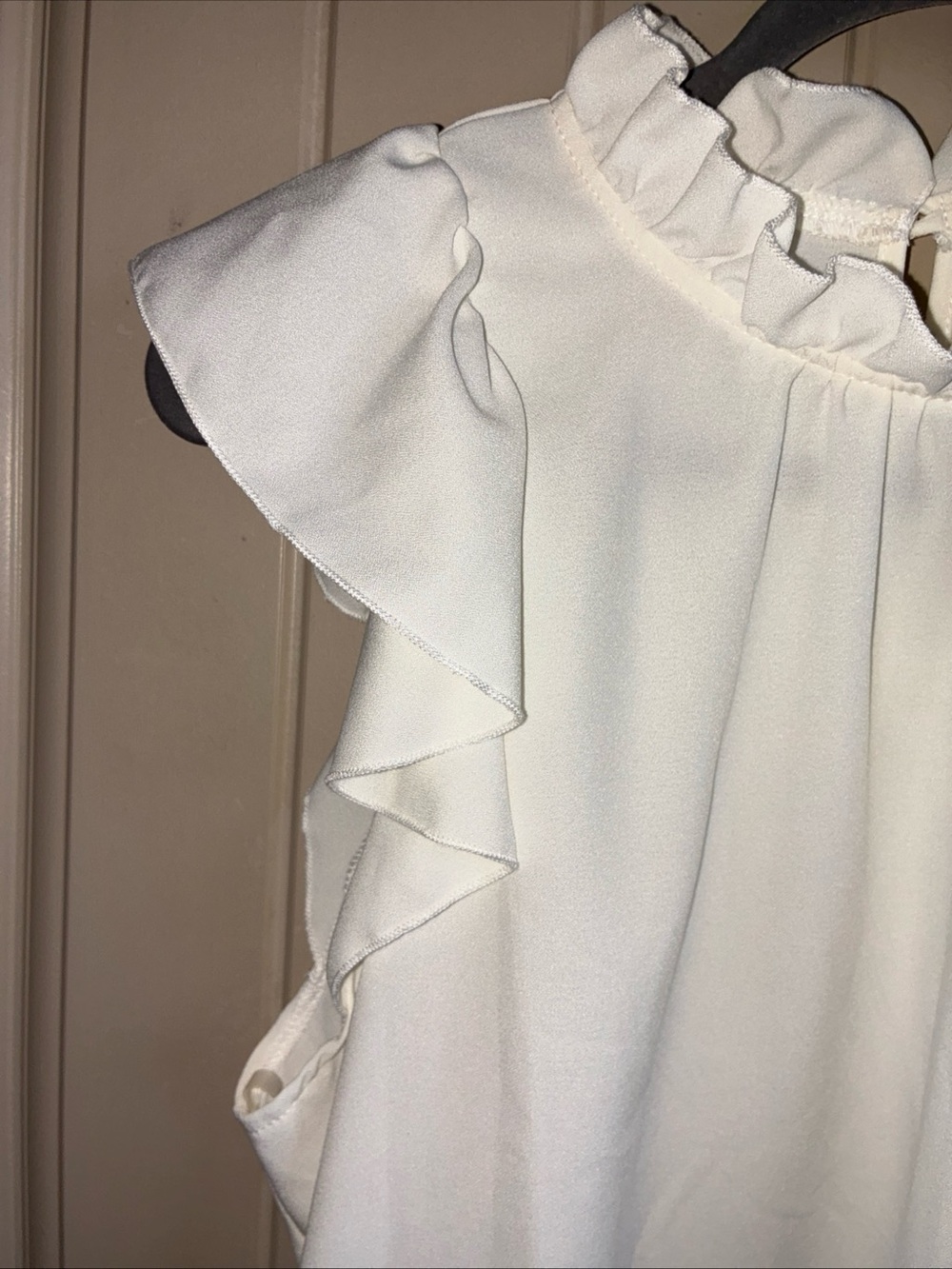entro Cream Ruffle Neck Flutter Sleeve Shell - Picture 2 of 7